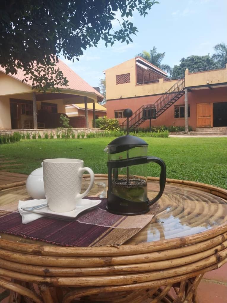 Secrets Guest House Entebbe Exterior photo