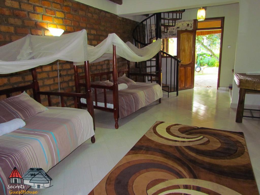 Secrets Guest House Entebbe Exterior photo